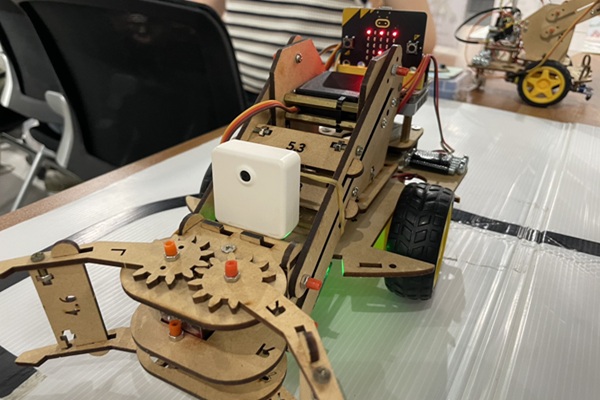 智造玩家：AI智慧小車營